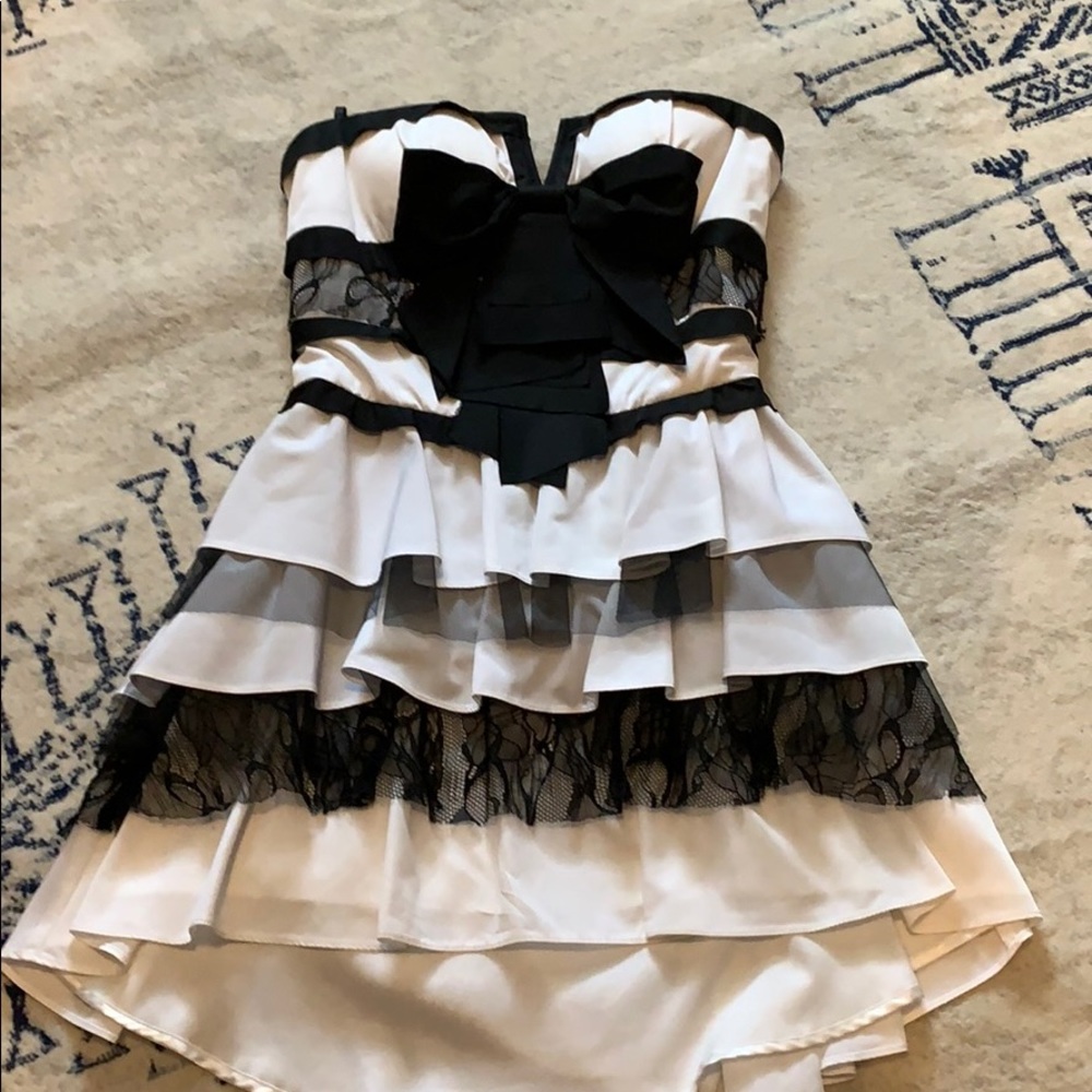 Vintage Bebe high to low tiered lace dress